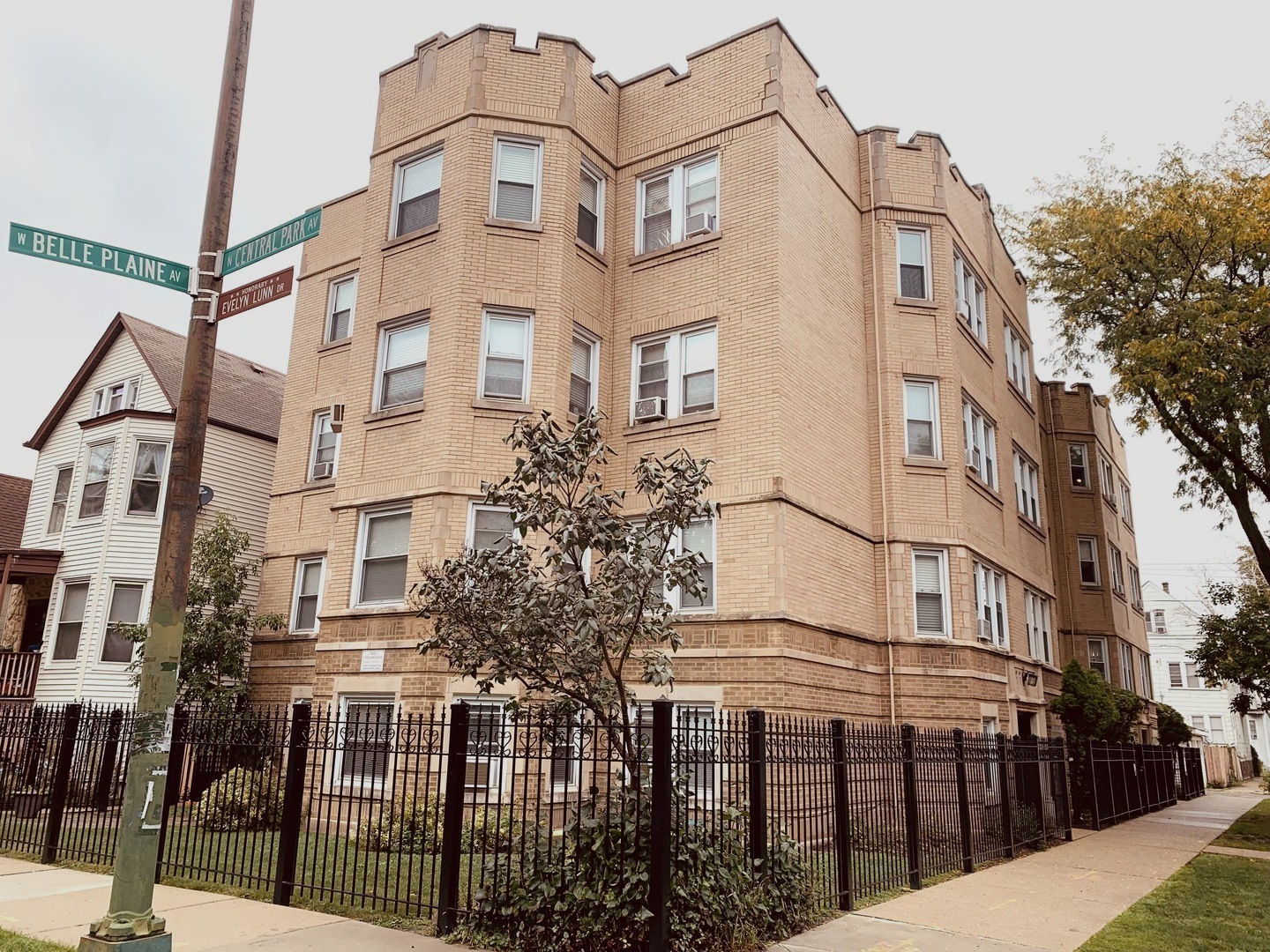 Property Photo: 3550 W Belle Plaine Avenue 1 IL 60618