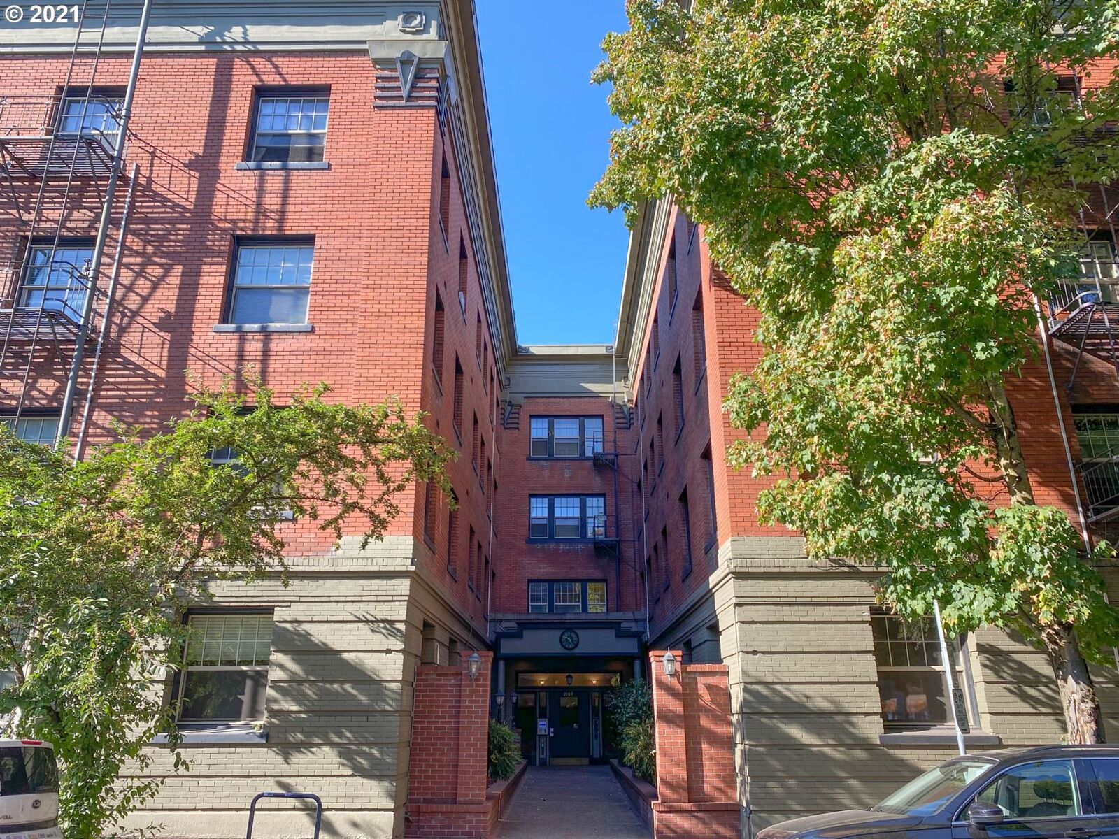 Property Photo:  2109 NW Irving St 108  OR 97210 