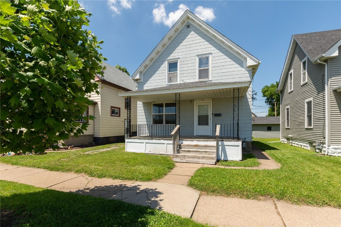 Property Photo:  618 10th Avenue SW  IA 52404 