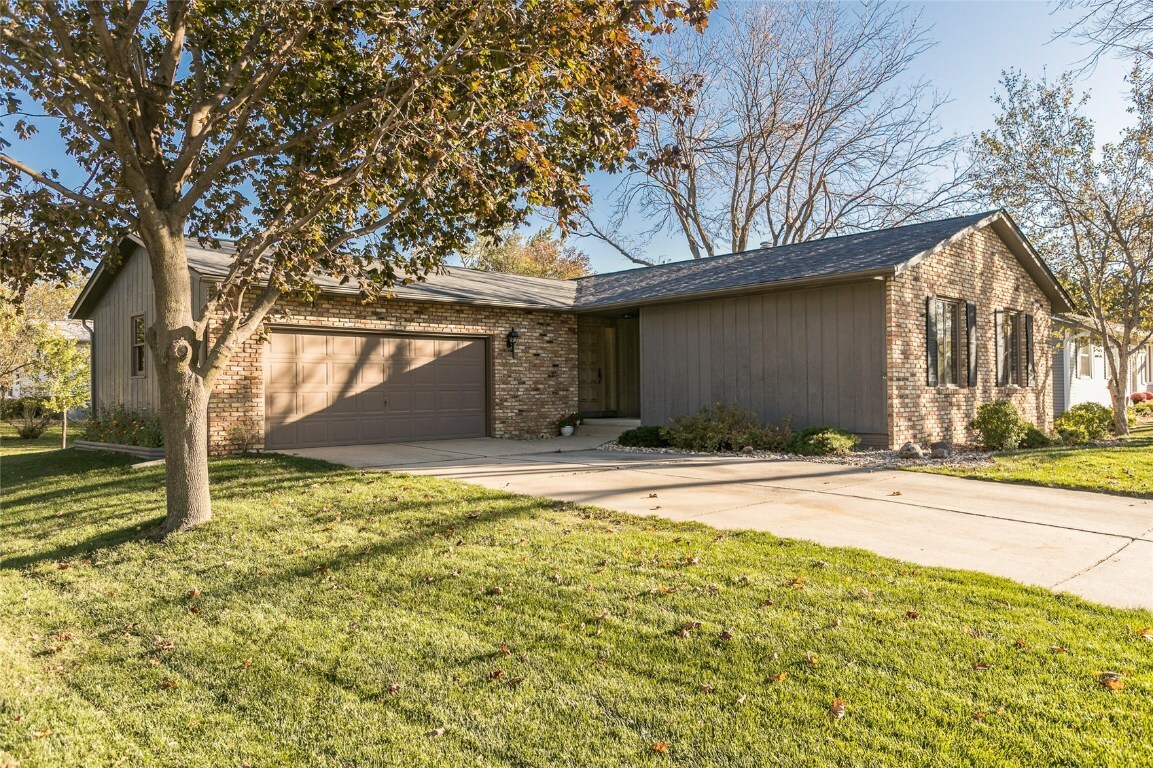 Property Photo:  660 Greenfield Street NE  IA 52402 