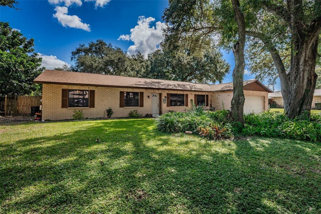 Property Photo:  803 Bills Circle  FL 33511 