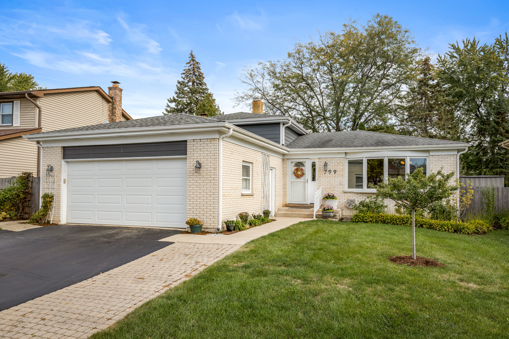 Property Photo: 799 Tonto Court IL 60188