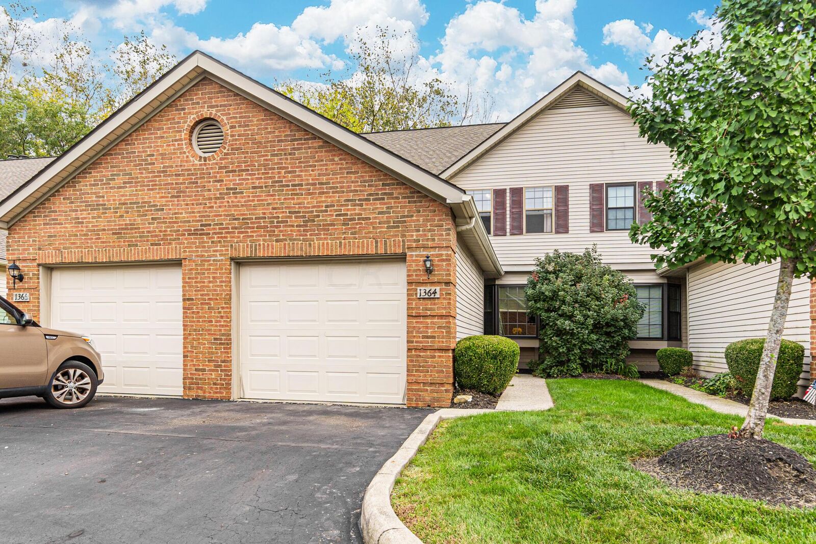 Property Photo: 1364 Eastwick Way OH 43147