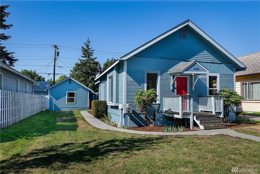 Property Photo:  1822 Rainier Ave  WA 98201 