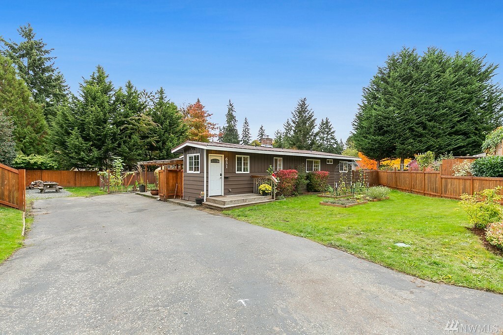 Property Photo:  631 219th Place SW  WA 98021 