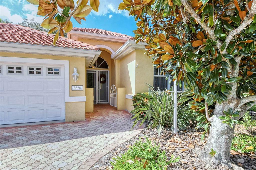 Property Photo:  8320 Canary Palm Court  FL 34238 