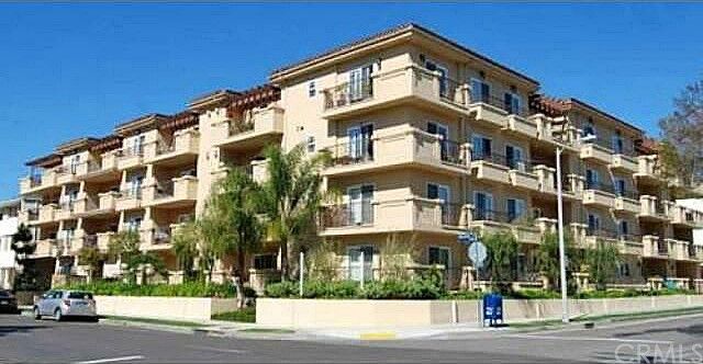 Property Photo:  11911 Mayfield Avenue 204  CA 90049 