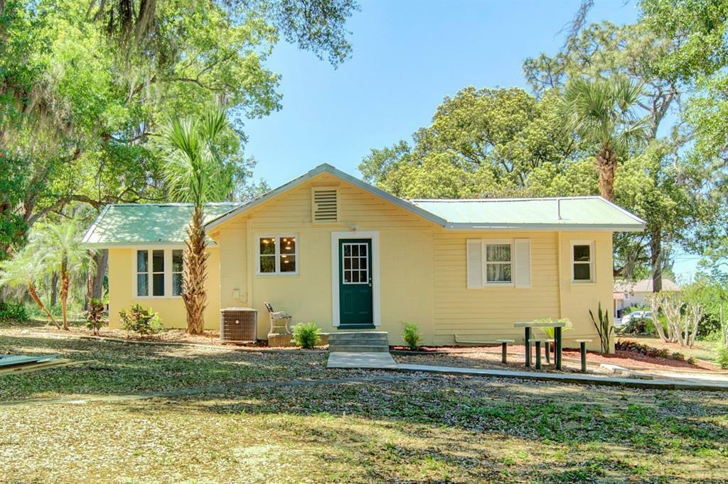 Property Photo:  425 Haselton Street  FL 32726 