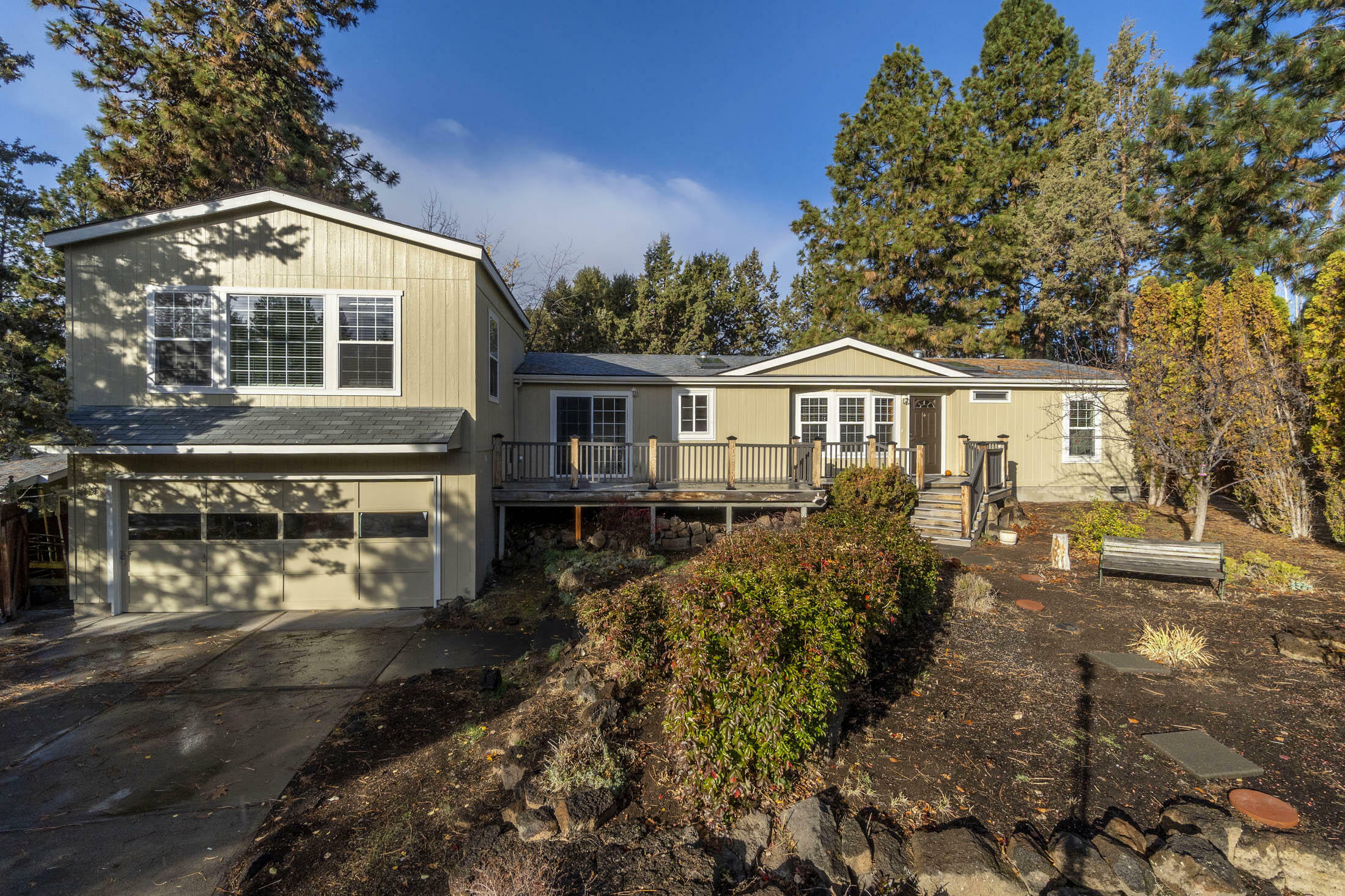 Property Photo:  1043 SE Castlewood Drive  OR 97702 