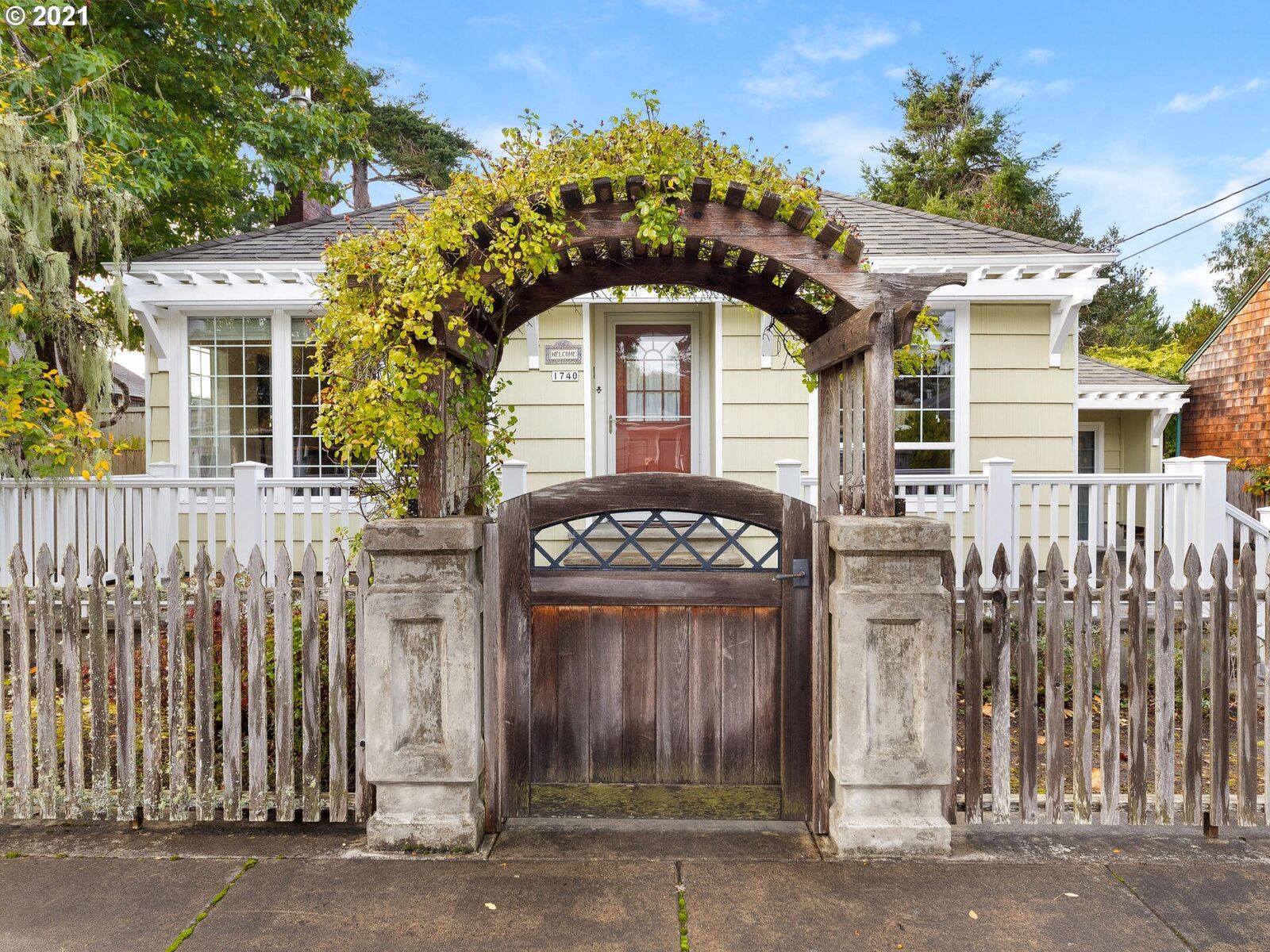 Property Photo:  1740 S Edgewood St  OR 97138 