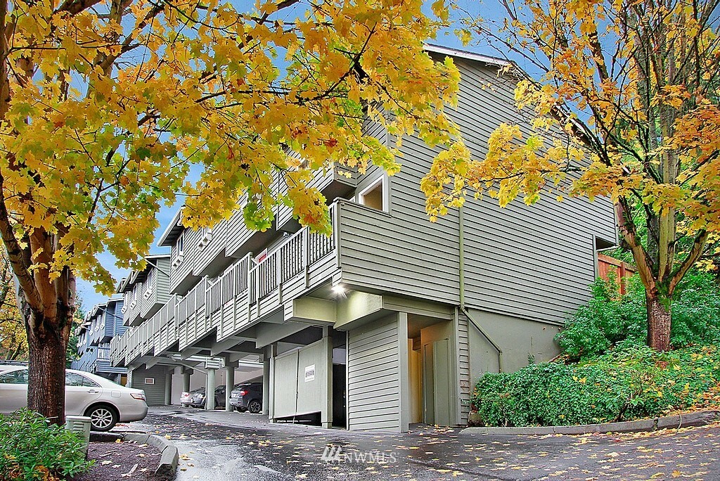 Property Photo:  301 W Raye Street 202  WA 98119 