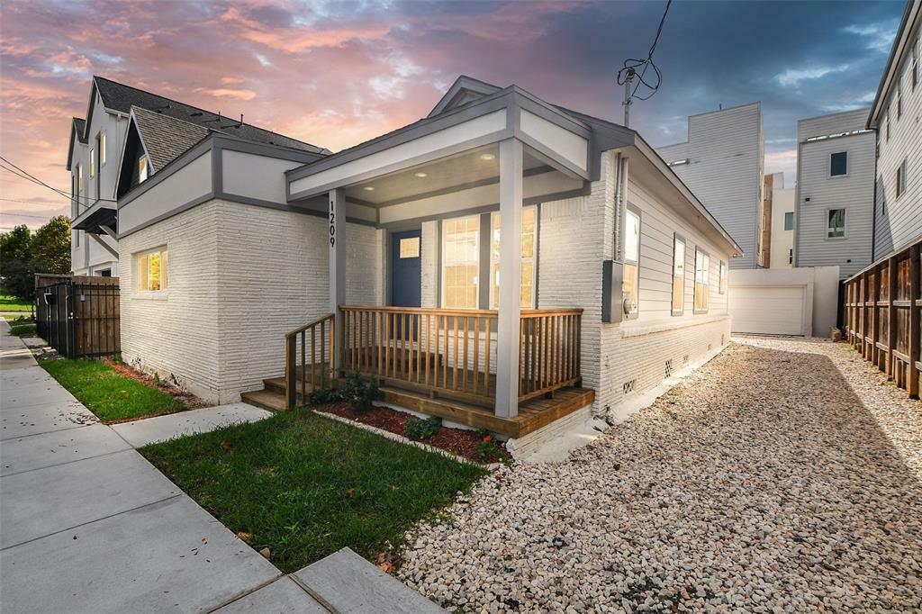 Property Photo:  1209 Crockett Street  TX 77007 