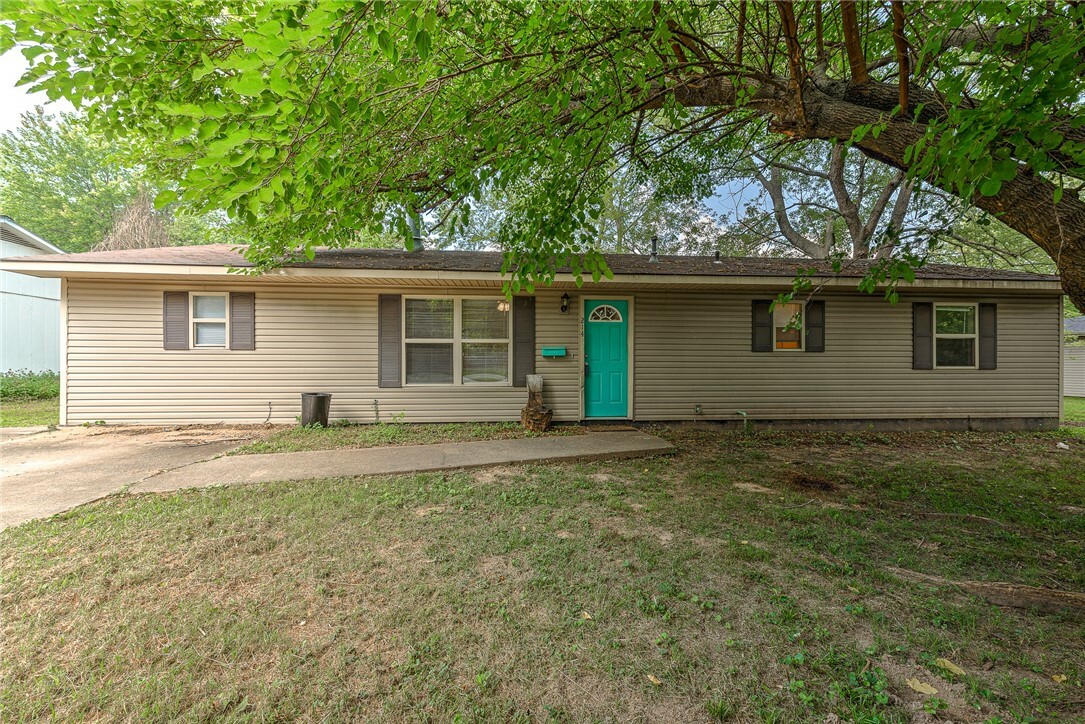 Property Photo:  214 SW Glover Street  AR 72712 