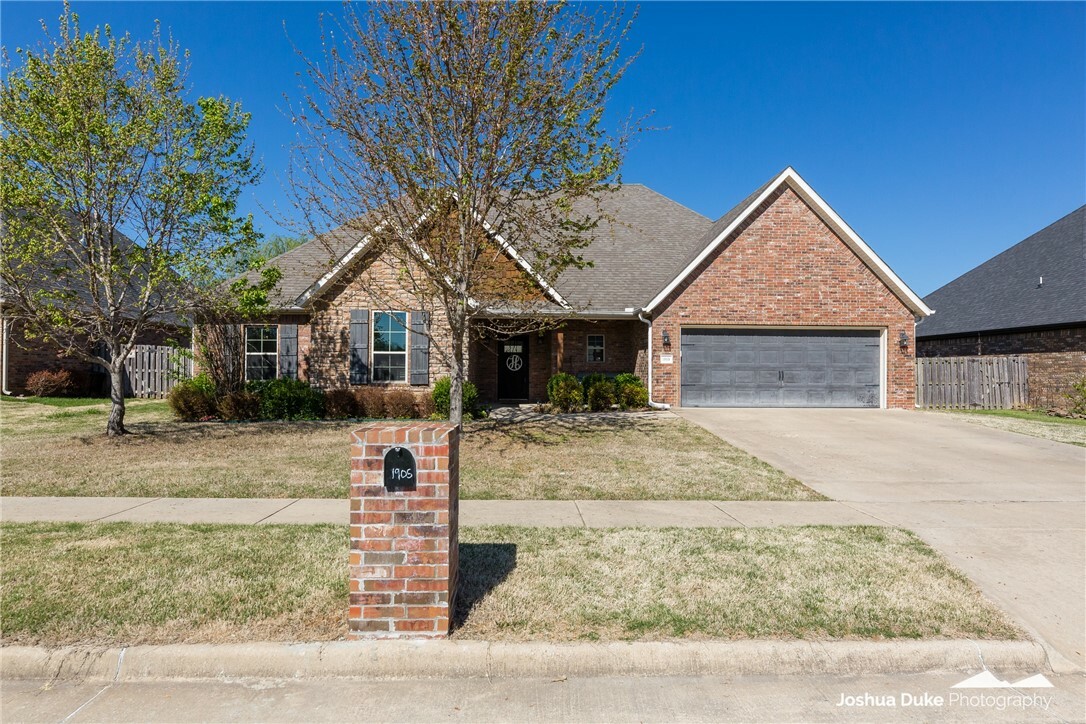 Property Photo:  1905 S River Meadows Drive  AR 72701 