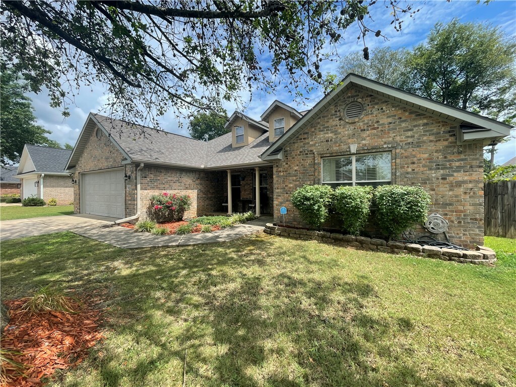 Property Photo:  703 College Place  AR 72712 