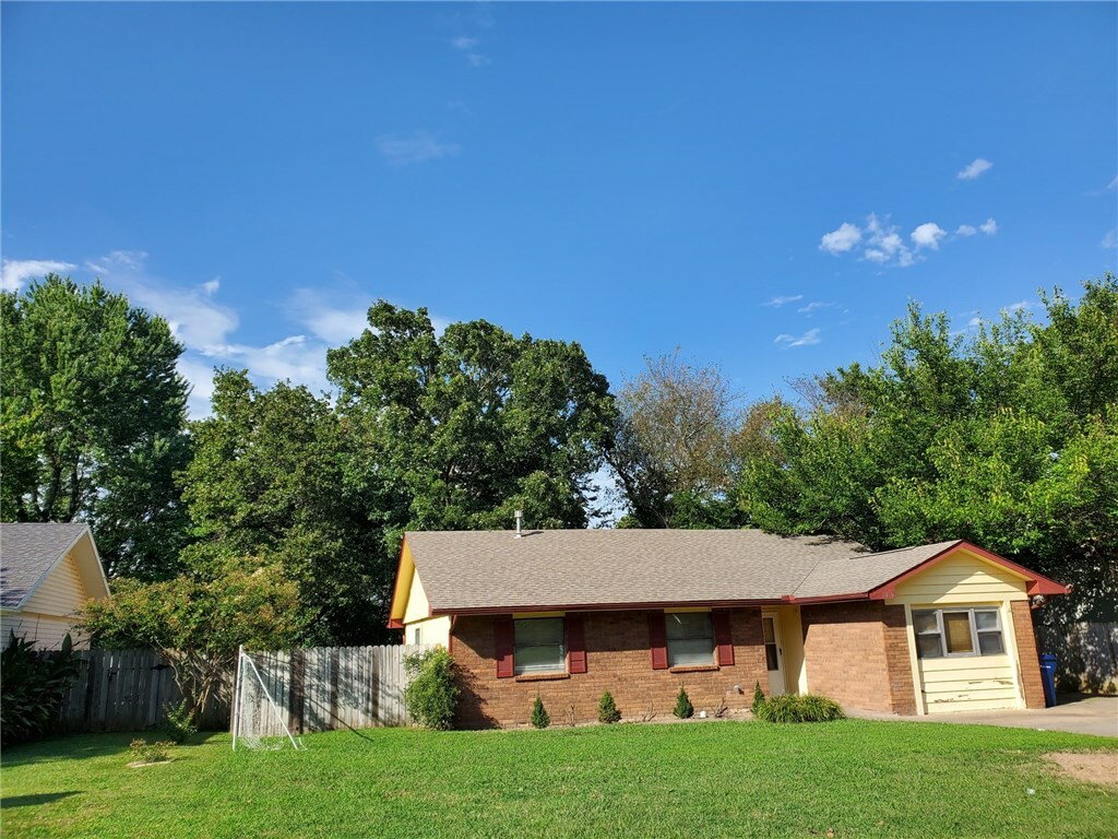 Property Photo:  1015 School Street  AR 72761 