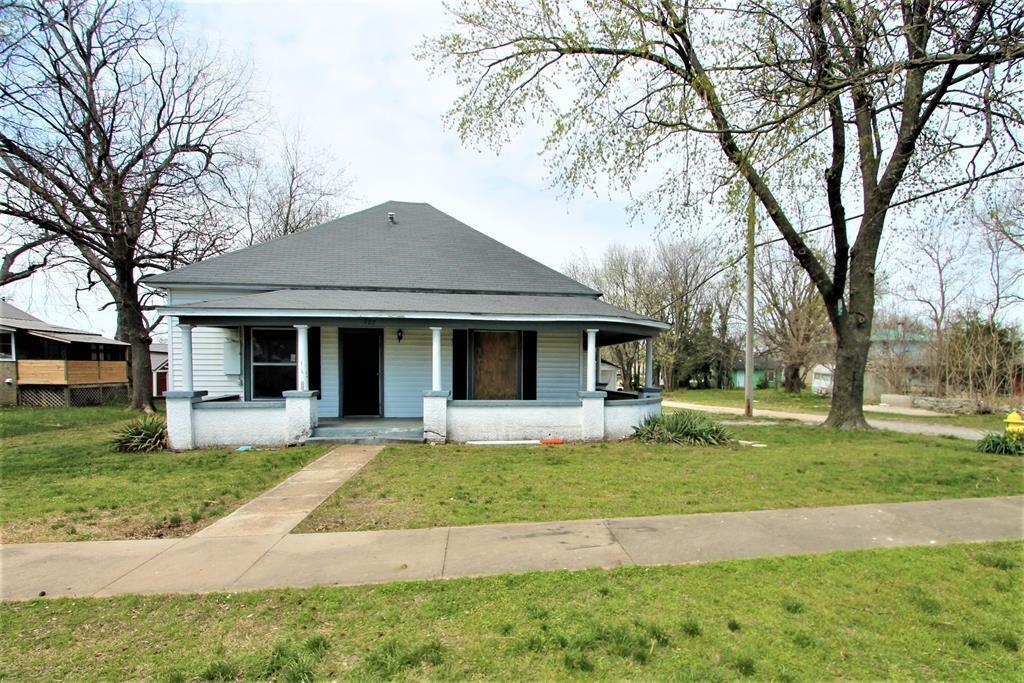 Property Photo:  707 E Delaware Street  AR 72761 