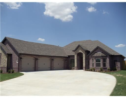 Property Photo:  2803 SW Hazelnut Avenue  AR 72712 