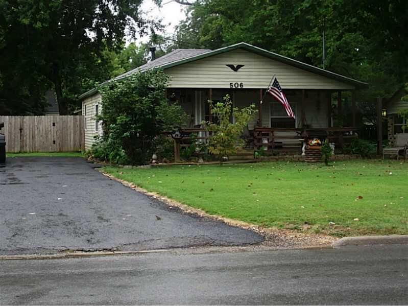 Property Photo:  506 NE 2nd Street  AR 72712 