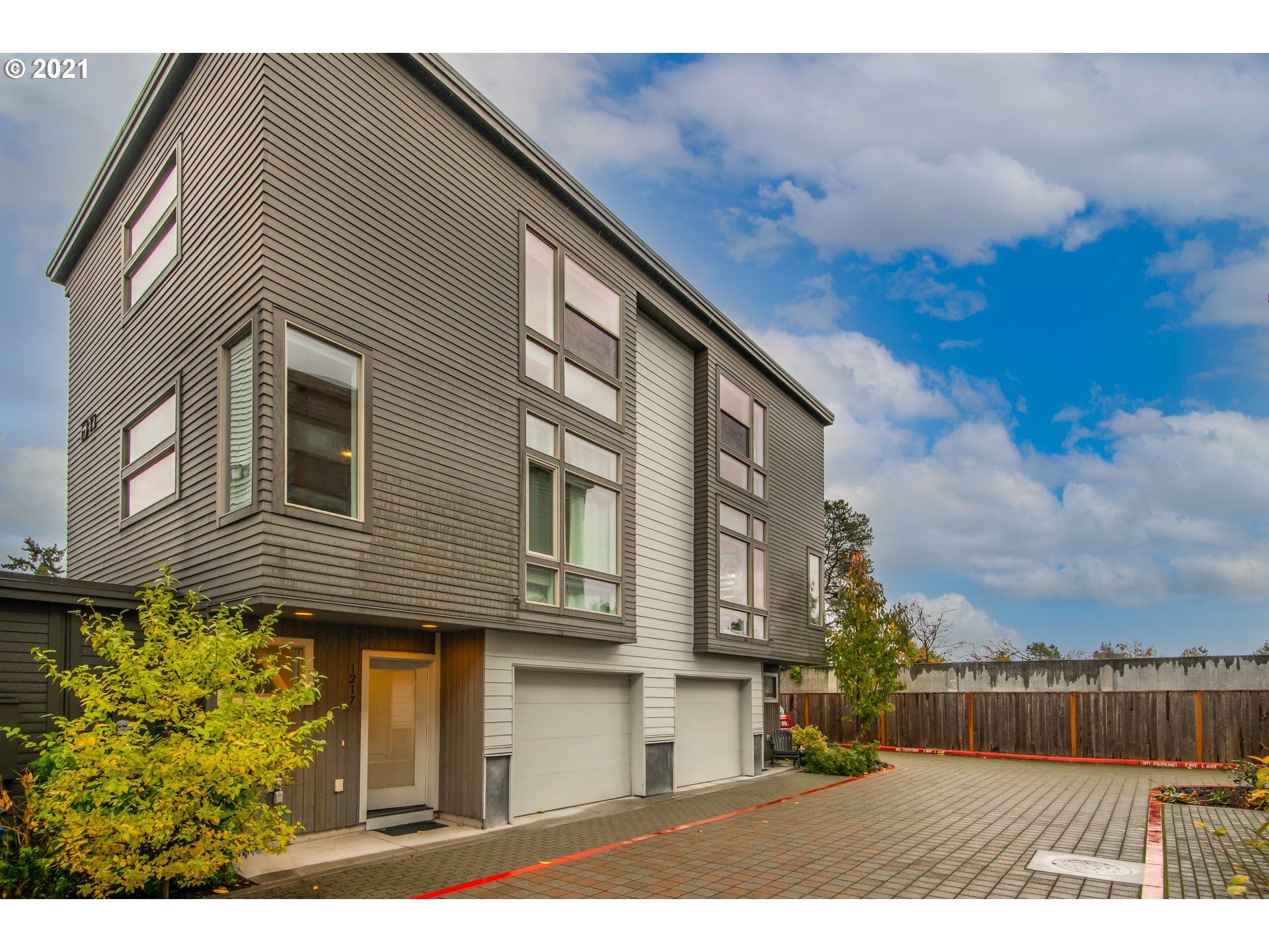 Property Photo: 1217 N Morgan St OR 97217