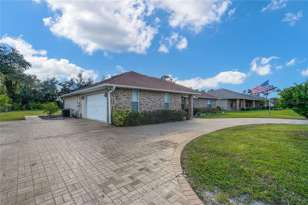 Property Photo: 2165 Lakebreeze Way FL 32738