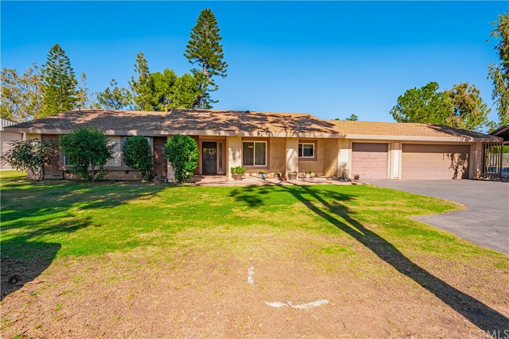 Property Photo:  14167 Avenida Luna  CA 92508 