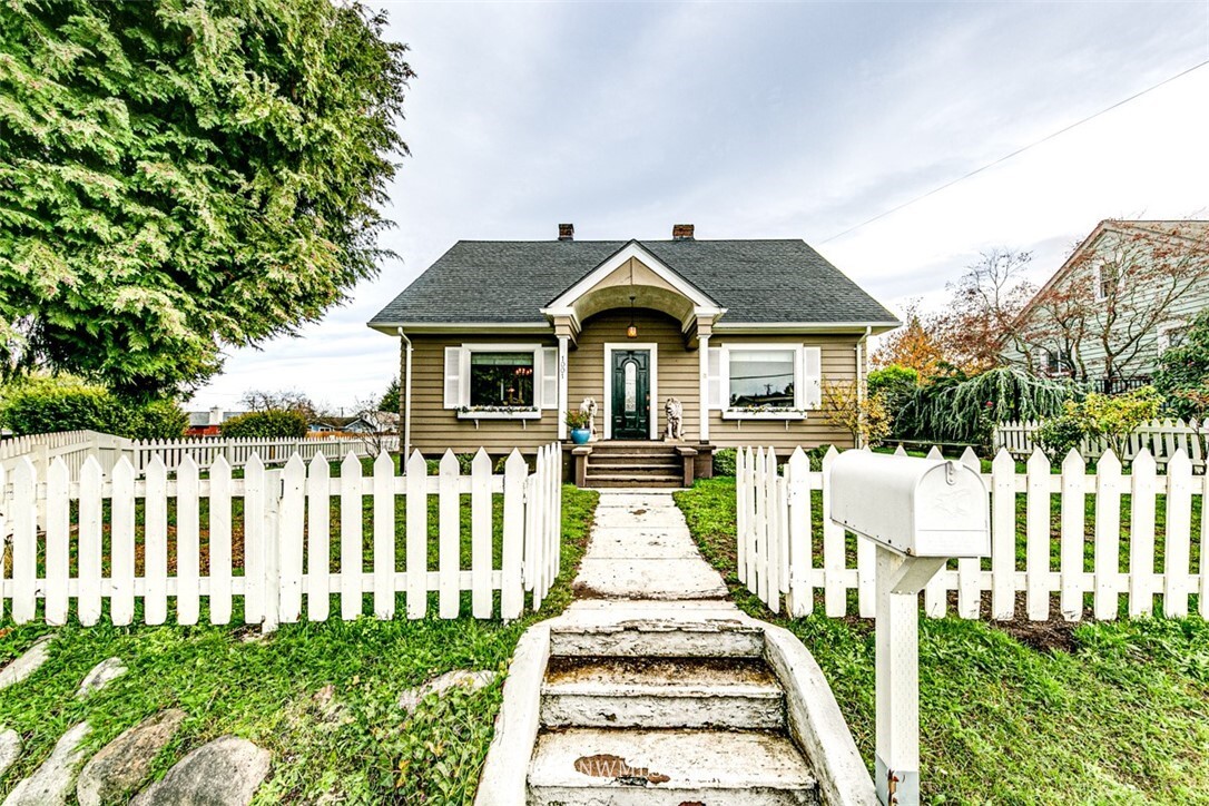 Property Photo:  1001 S Laurel Street  WA 98362 