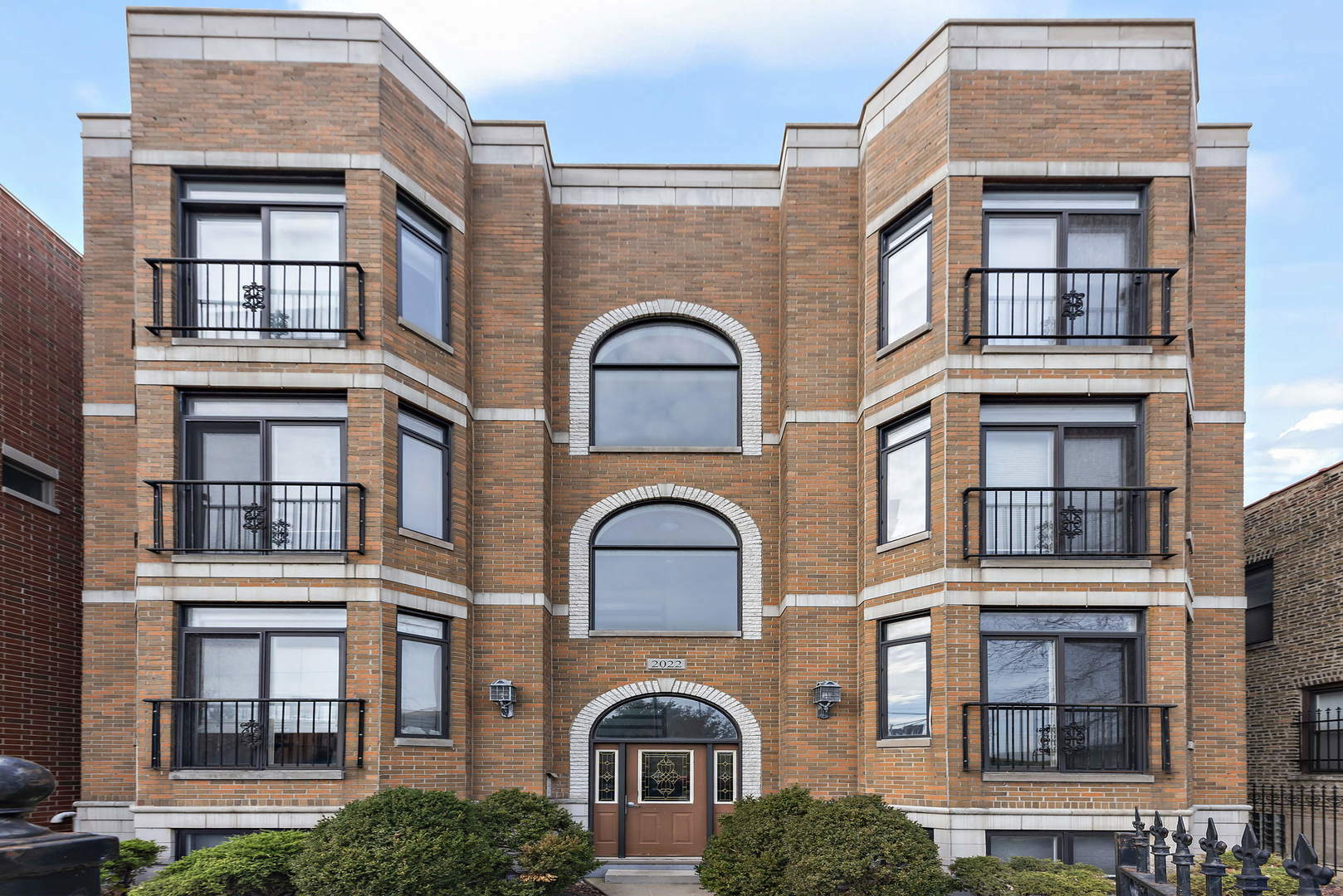 Property Photo: 2022 N Wood Street 1N IL 60614