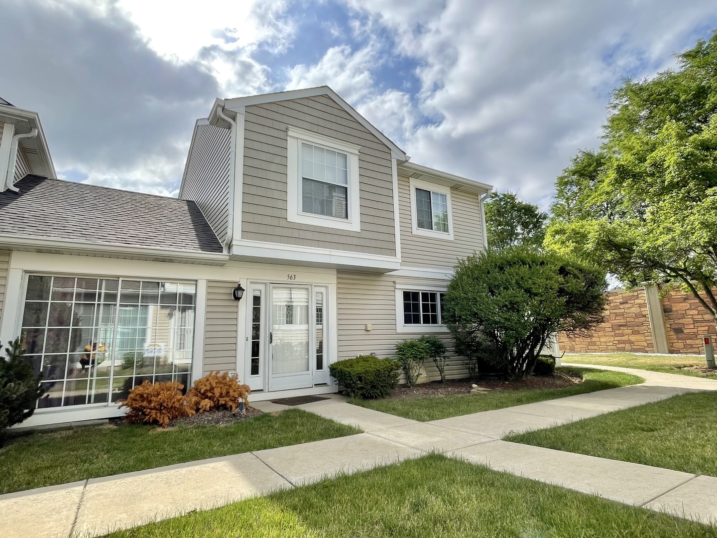 Property Photo: 563 Le Parc Circle 563 IL 60089