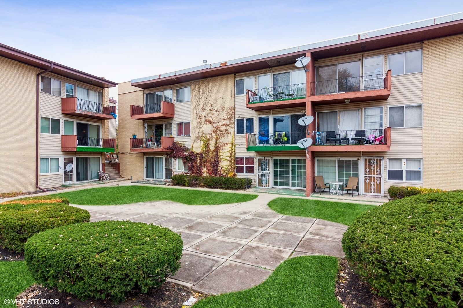 Property Photo: 605 N Wolf Road D3 IL 60162