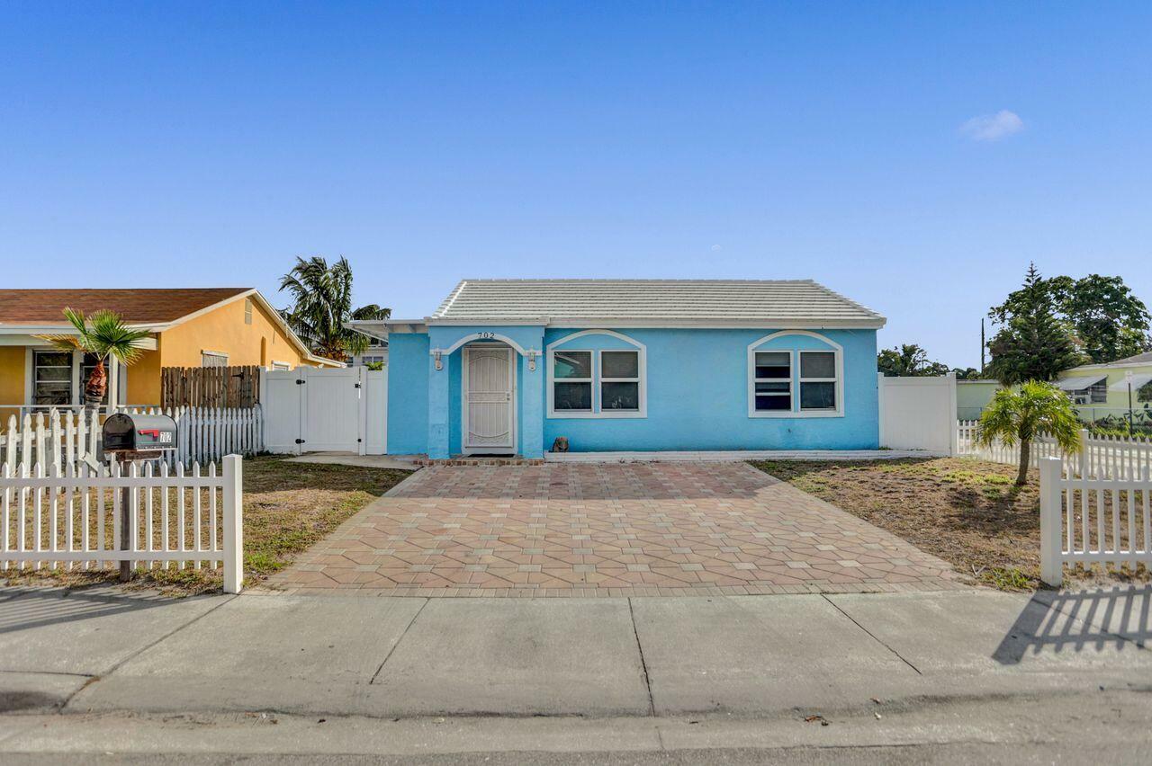 Property Photo:  702 N E Street  FL 33460 