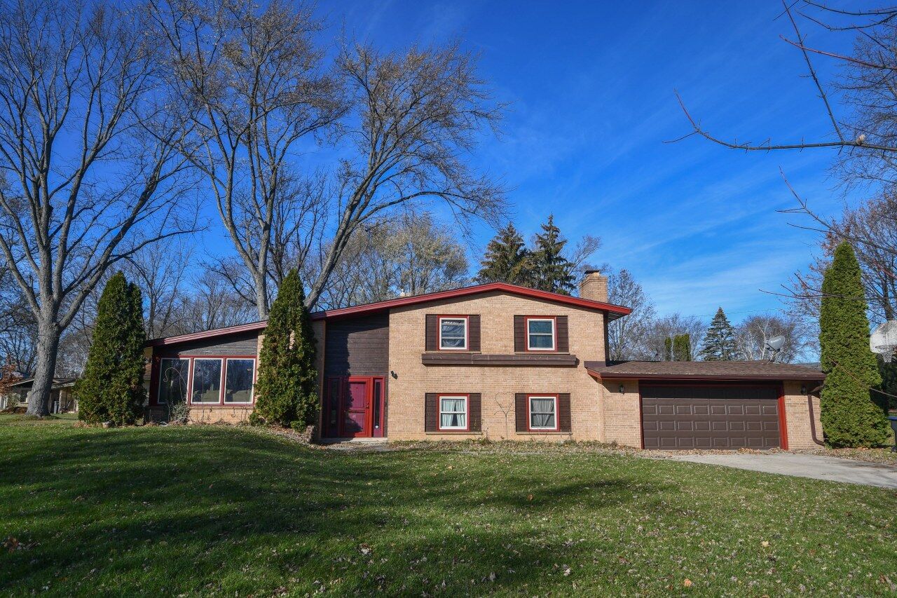 Property Photo:  S75w14416 Easy St  WI 53150 