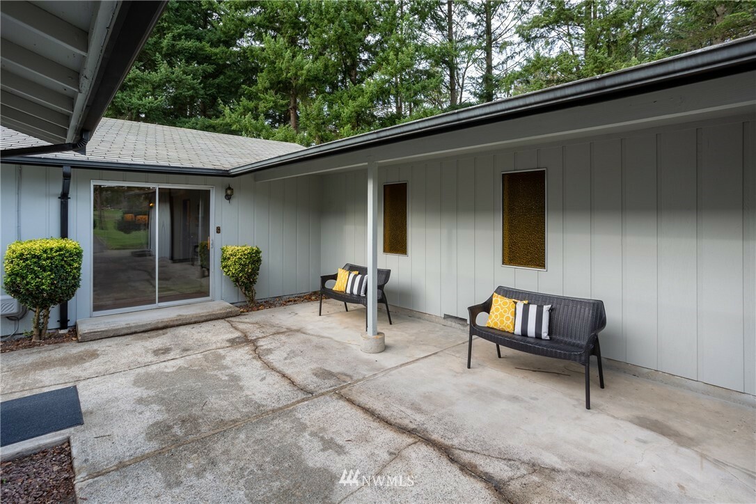 Property Photo:  23520 94th Avenue E  WA 98338 