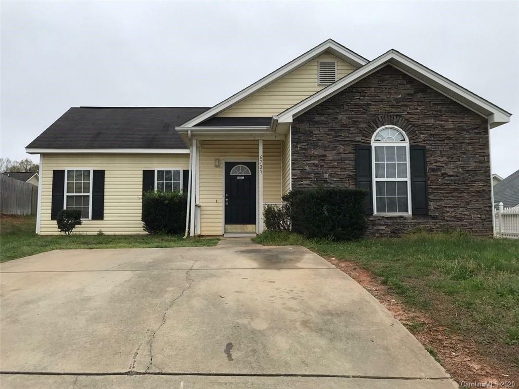 Property Photo: 6723 Hampton Way Drive NC 28213