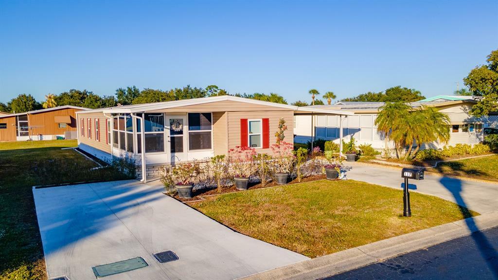 Property Photo: 117 S Saint Thomas Circle FL 33572