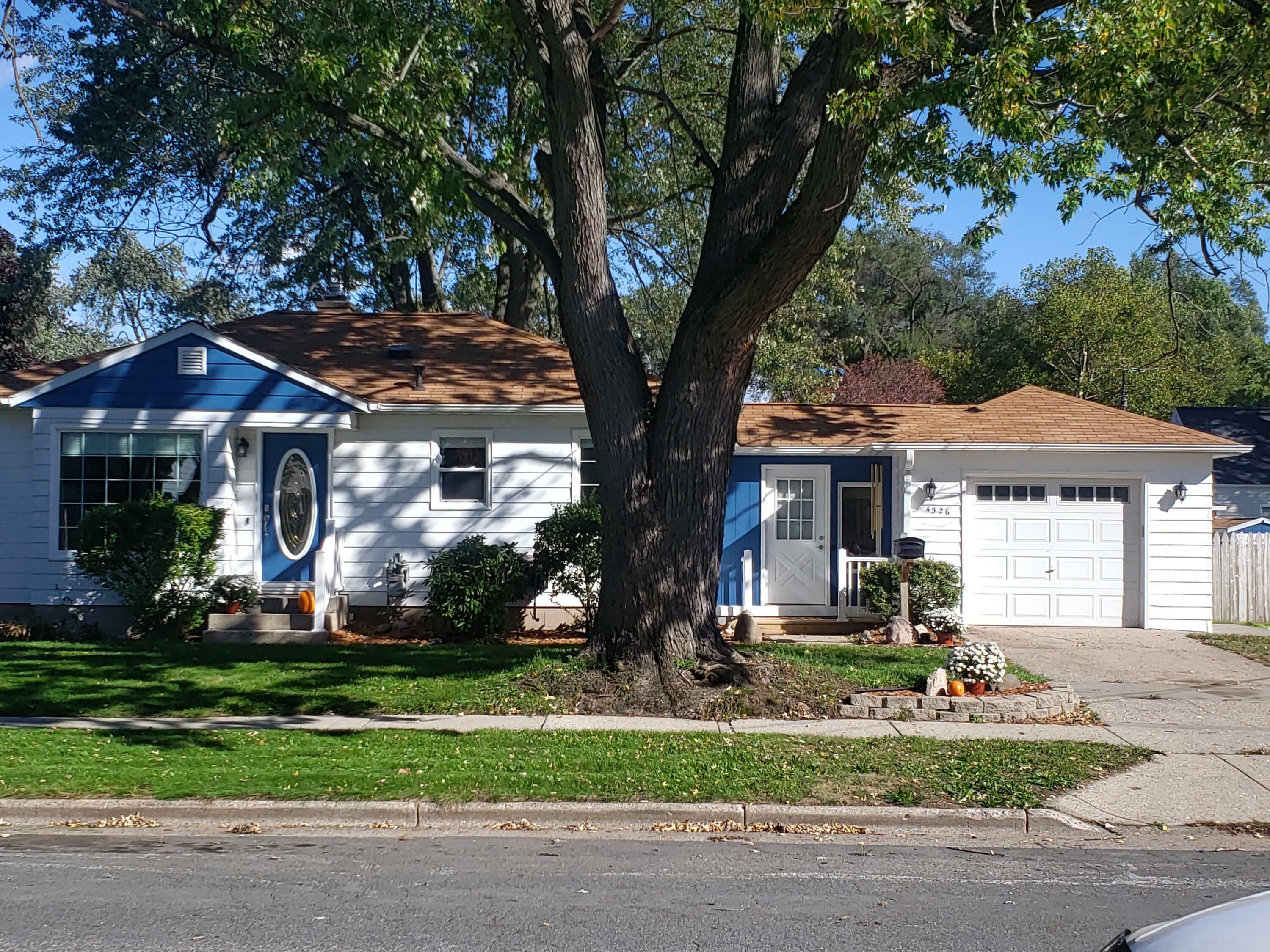 Property Photo:  4526 Hyde Park Avenue SW  MI 49548 