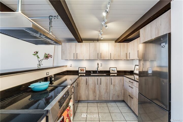 Property Photo: 1406 Harvard Avenue 6 WA 98122