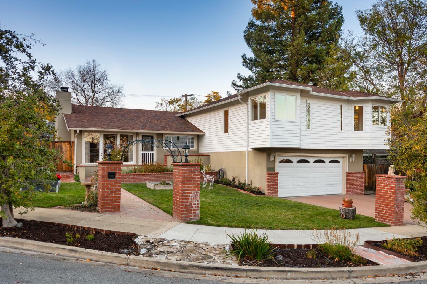 Property Photo:  3050 Hastings Avenue  CA 94061 