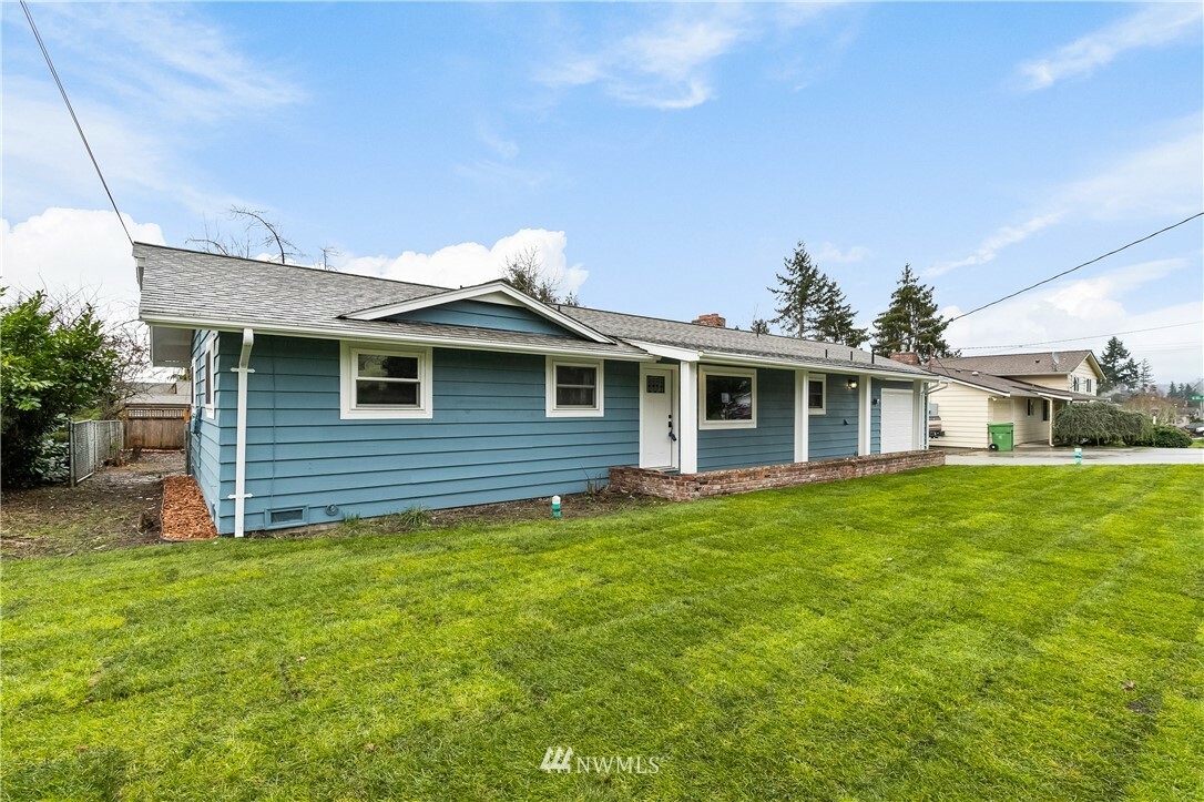 Property Photo: 1901 E Fir Street WA 98273