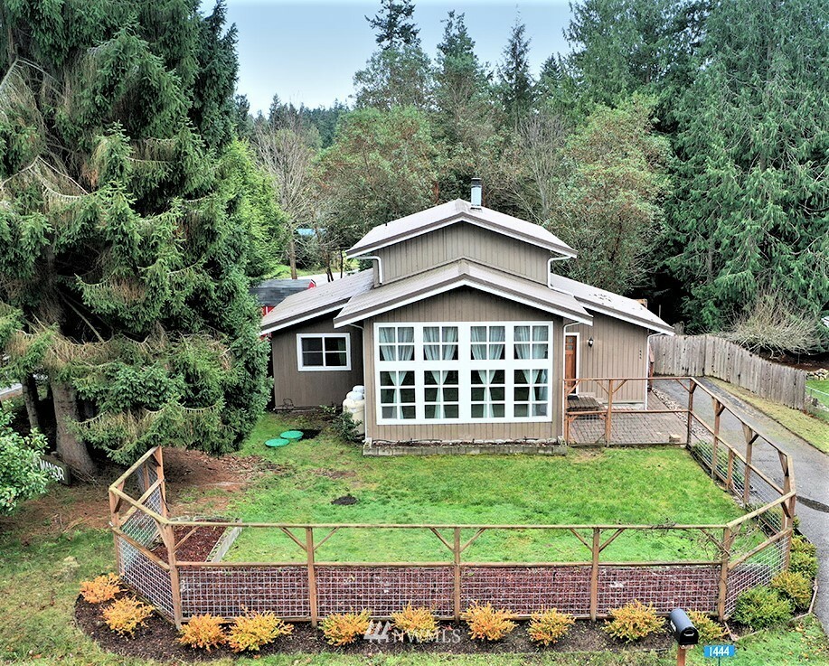 Property Photo:  1444 Manor Way  WA 98249 