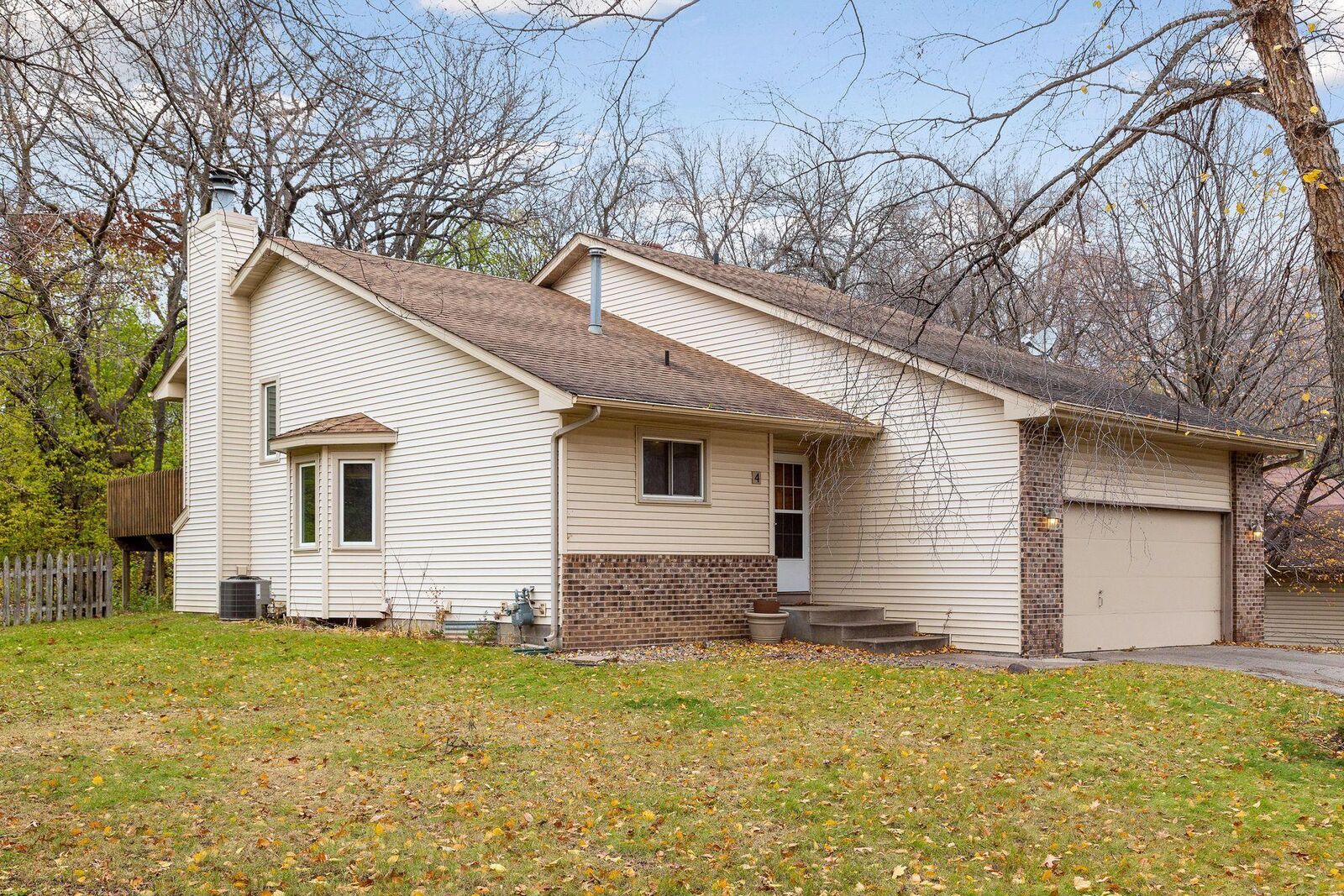 Property Photo:  4 Oak Shore Drive  MN 55306 