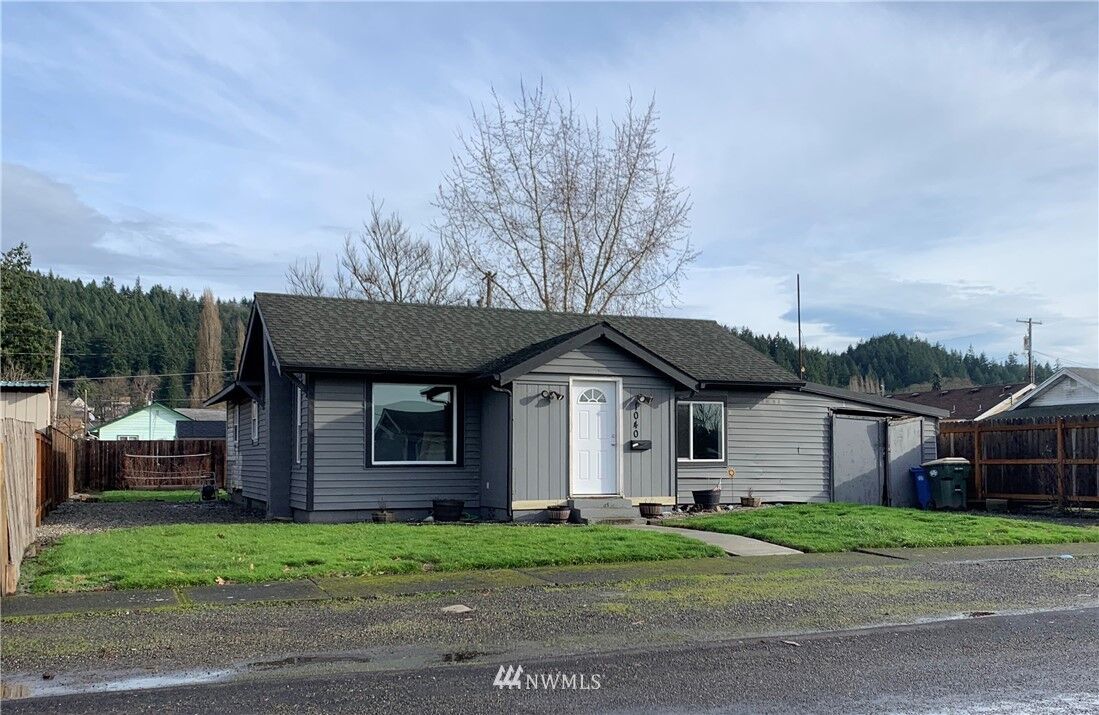 Property Photo: 1040 SW William Avenue WA 98532