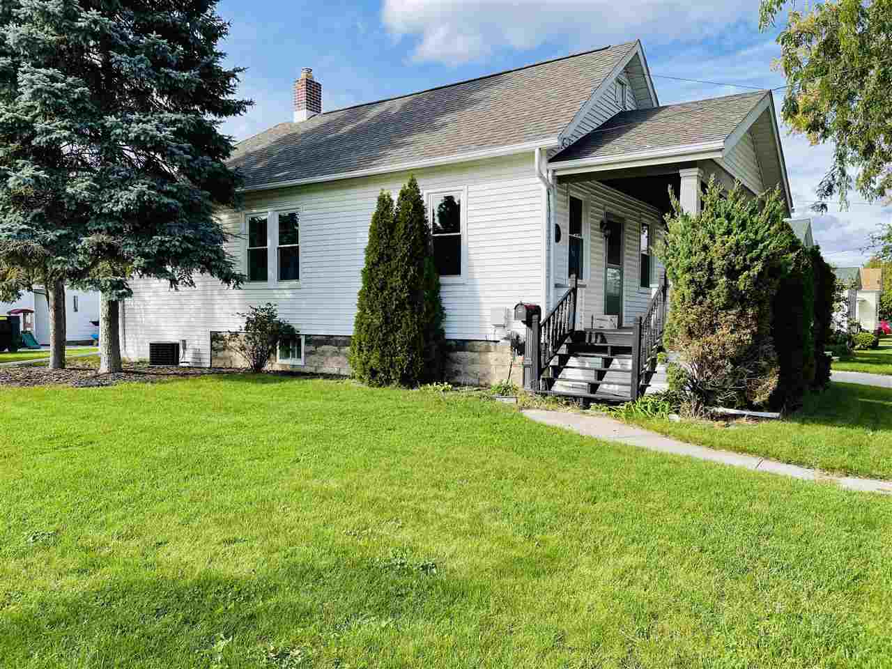 Property Photo:  724 S Sherman  MI 48708 