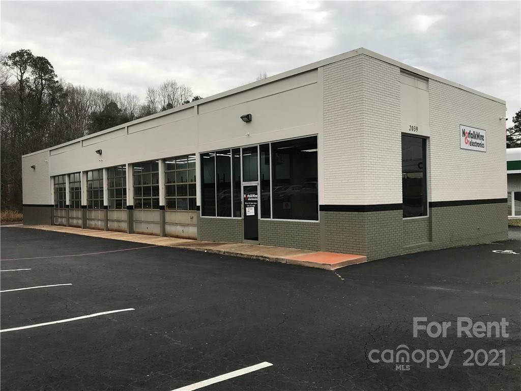 Property Photo: 2039 Silas Creek Parkway NC 27103