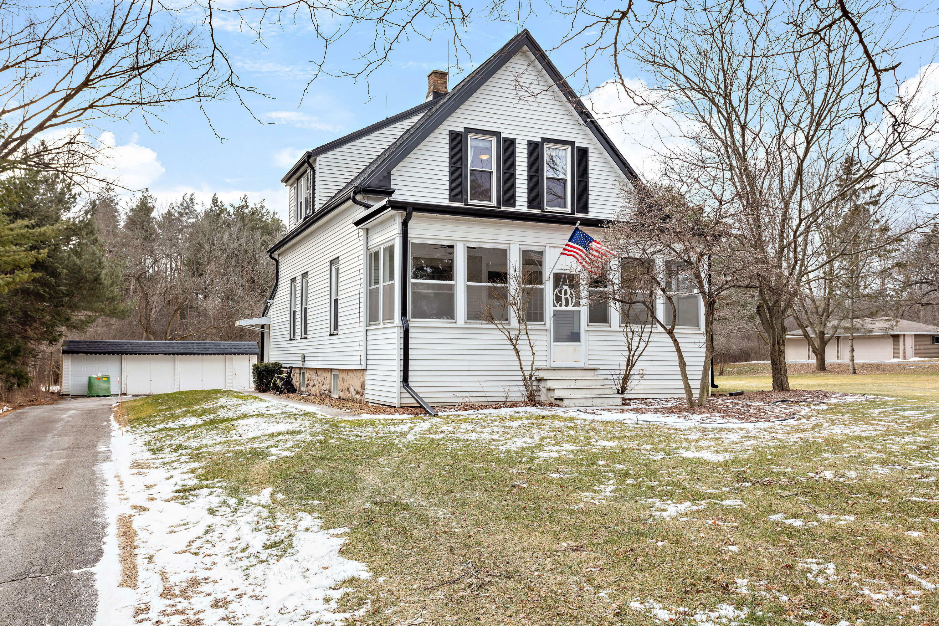 Property Photo:  1005 W Calumet Rd  WI 53217 