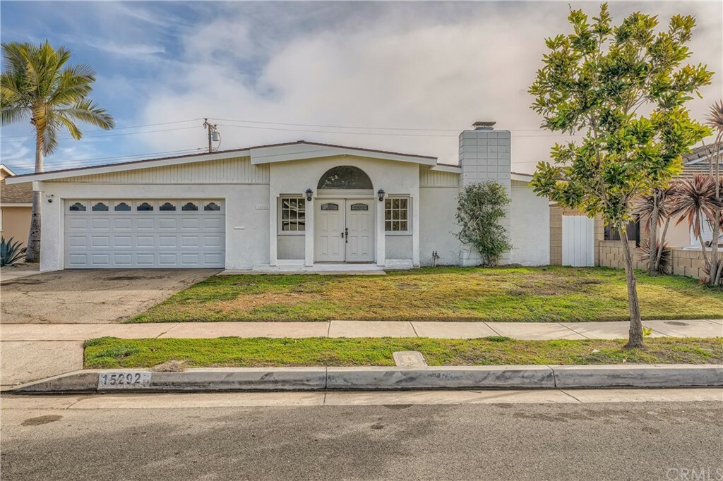 Property Photo:  15292 Nottingham Lane  CA 92647 