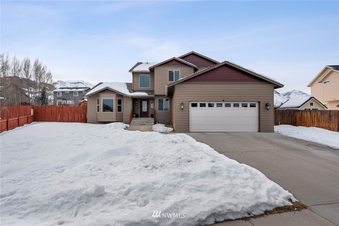 Property Photo:  1642 Kayla Way  WA 98801 