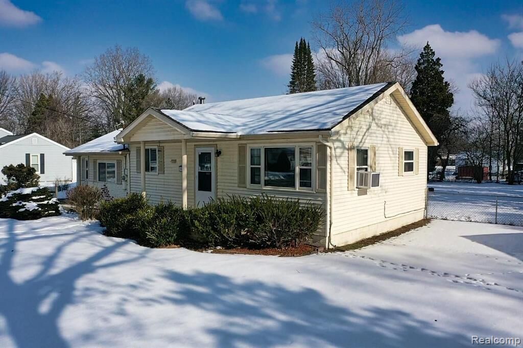 Property Photo:  399 Sparling Drive  MI 48609 5183 