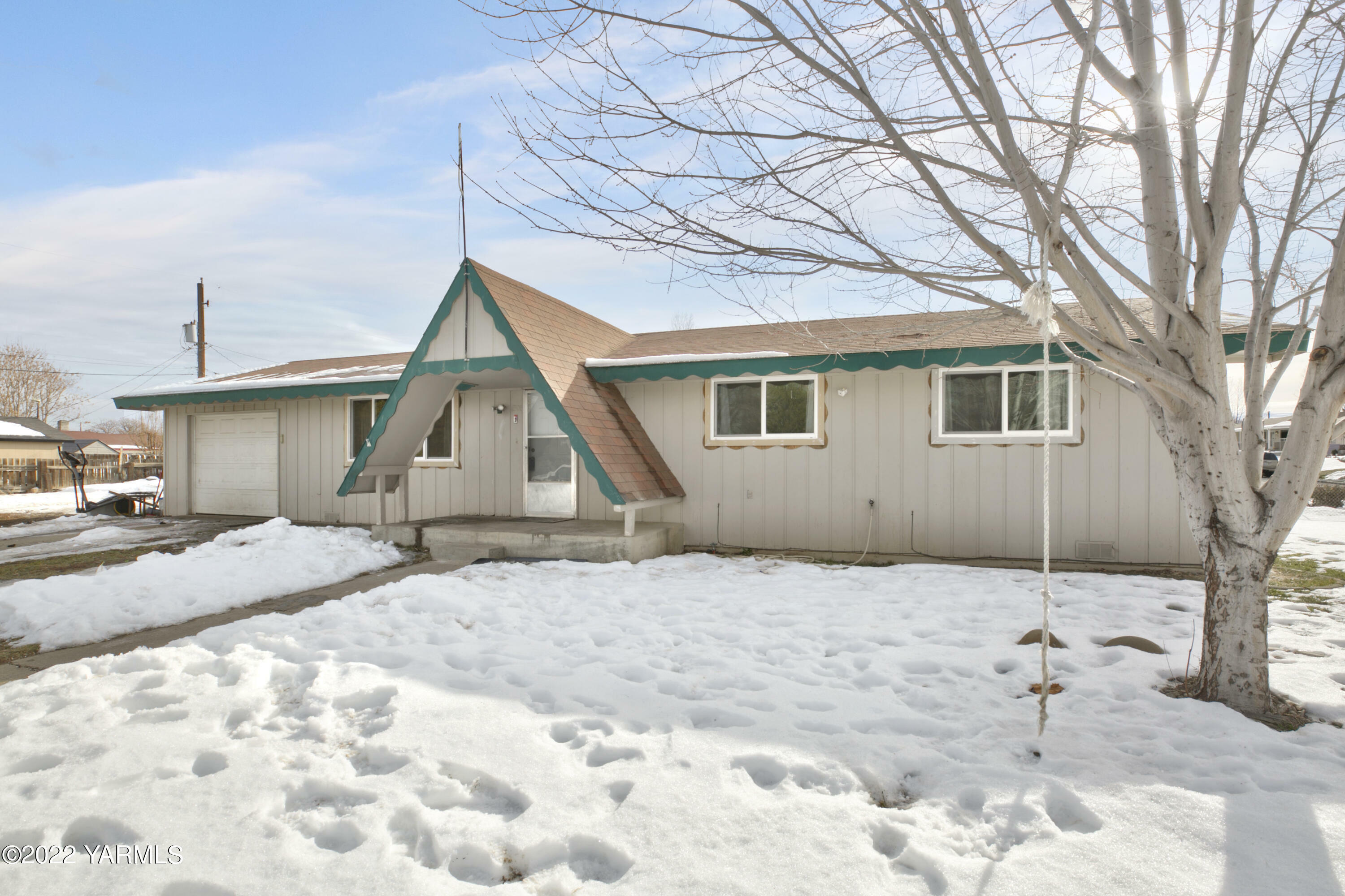 Property Photo:  1308 W King St  WA 98902 