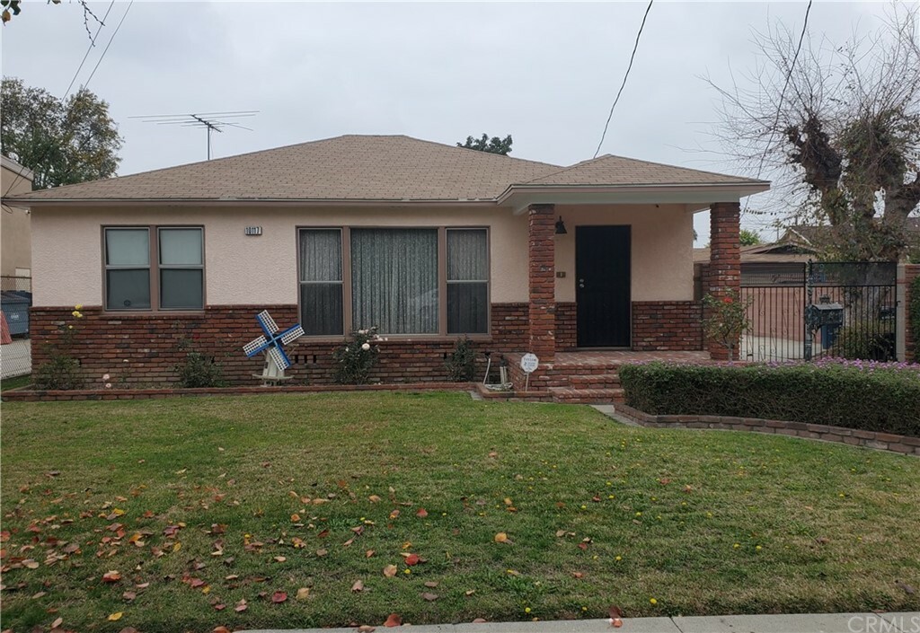 Property Photo: 10117 Palm Street CA 90706